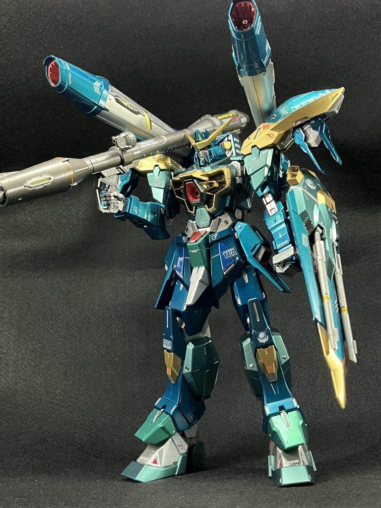 子供の頃に1/100を作ったことはありましたが、大人になり、こうしてガンプラ作りを始めてからは初の大型作品になります。全身メタリック塗装意外と初めての光沢仕上げ更に、初改造でメタルパーツを各所につけました。