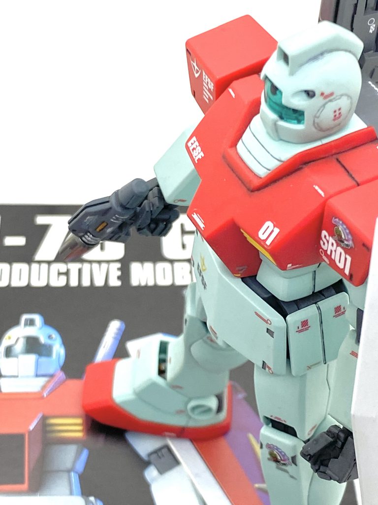 最後は説明書と。自分はほぼ成型色仕上げなのですがこの方法ですと濃い色の成型色ですと合わせ目を消す際に接着箇所が白化する事が大変多く、そういう箇所は似た色でその個所を塗装するか汚しで誤魔化すか・・・とどちらも手間が掛かります。ですがジムは明るいペールグリーンの成型色なので接着の後はヤスるだけで合わせ目は奇麗になり、簡単に作れてしまうのでこのキットが成型色仕上げの入門に最適だと思います(頭の合わせ目だけはモールドがあるので消すのは大変ですが)。改造するにも良い素体になりますので自分みたいにマウントラックを自作したり、相棒のアダム機みたいにガンダムから流用した2本装備したツインサーベルタイプを作っても面白いと思います。ジムがリバイブしないのはこのキットが非常に完成度が高い・・・という噂もありますがEGよりも簡単に組めてしまうのでこの名キットを一度は組んでみて完成度の高さを感じ取って貰いたいです。ご覧して頂きありがとうございました。