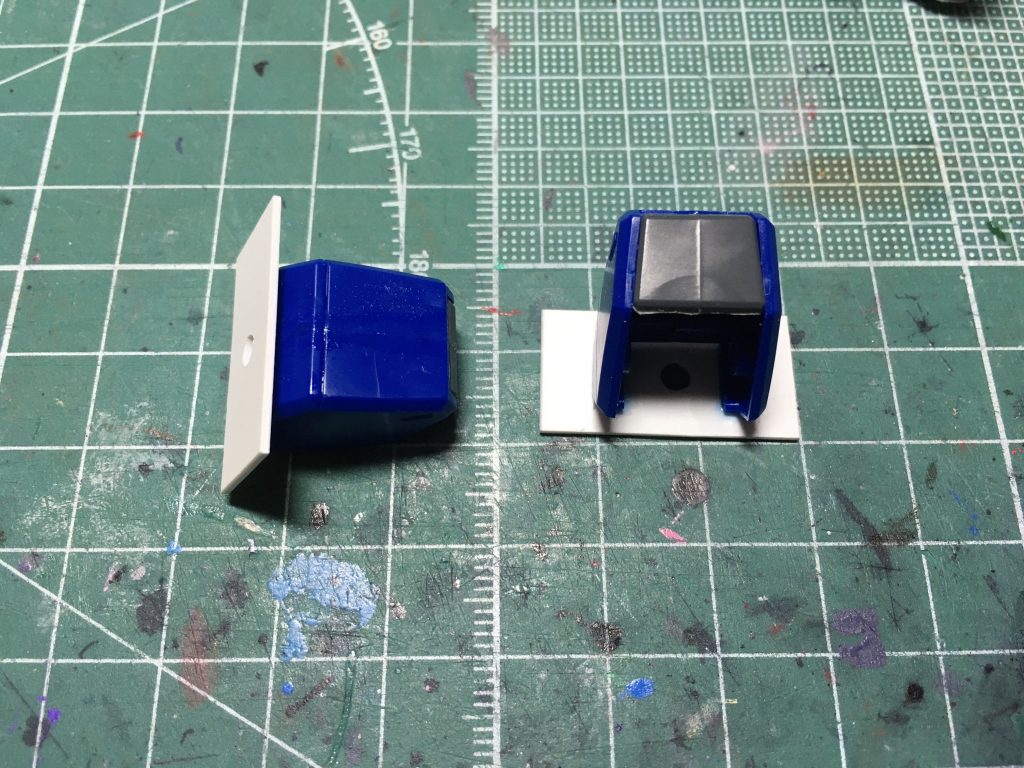 　肩アーマーは天面の合わせ目を処理したほか、いつものように側面に穴を開けた0.75mmプラ板を貼って独立化させています。天面の合わせ目整形後にプラ板で凸ディテールを足しています。