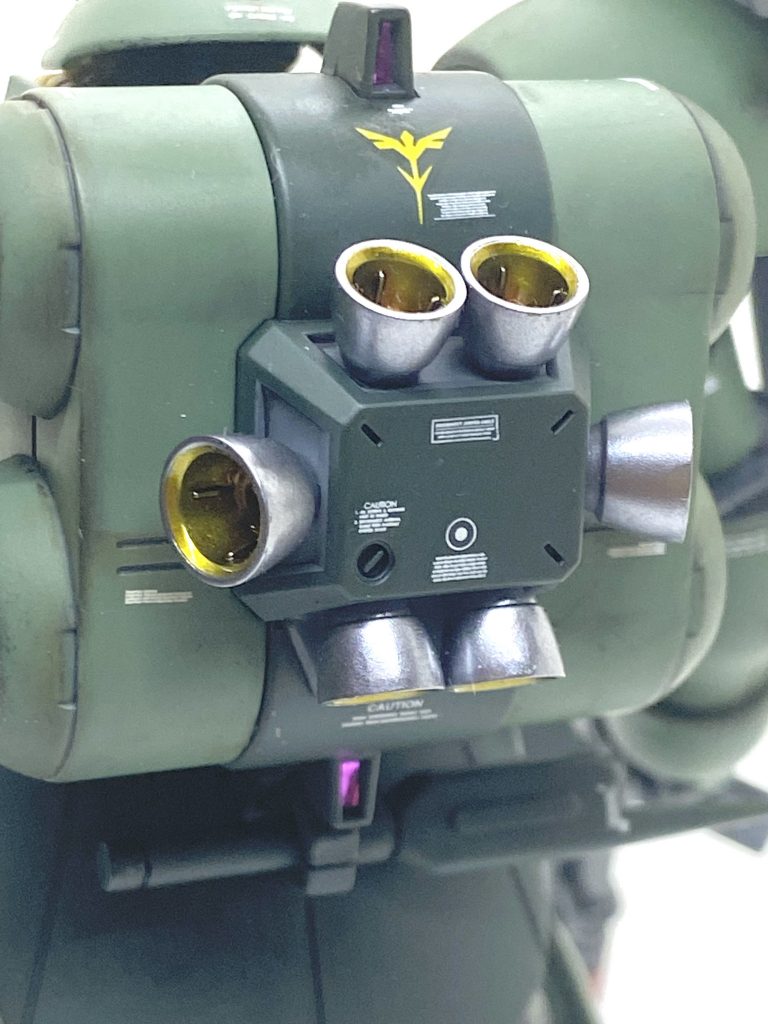 バーニア内部はエナメルでのクリアーカラーで塗り、はみ出した所を溶剤で拭くと綺麗にキャンディ塗装風になります。