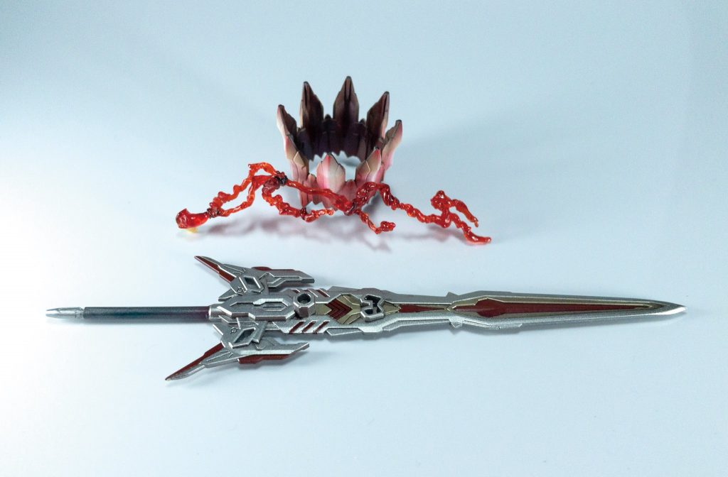武器の分解図。王冠は接続部が平坦だったのでカットしてギザギザに加工しています。