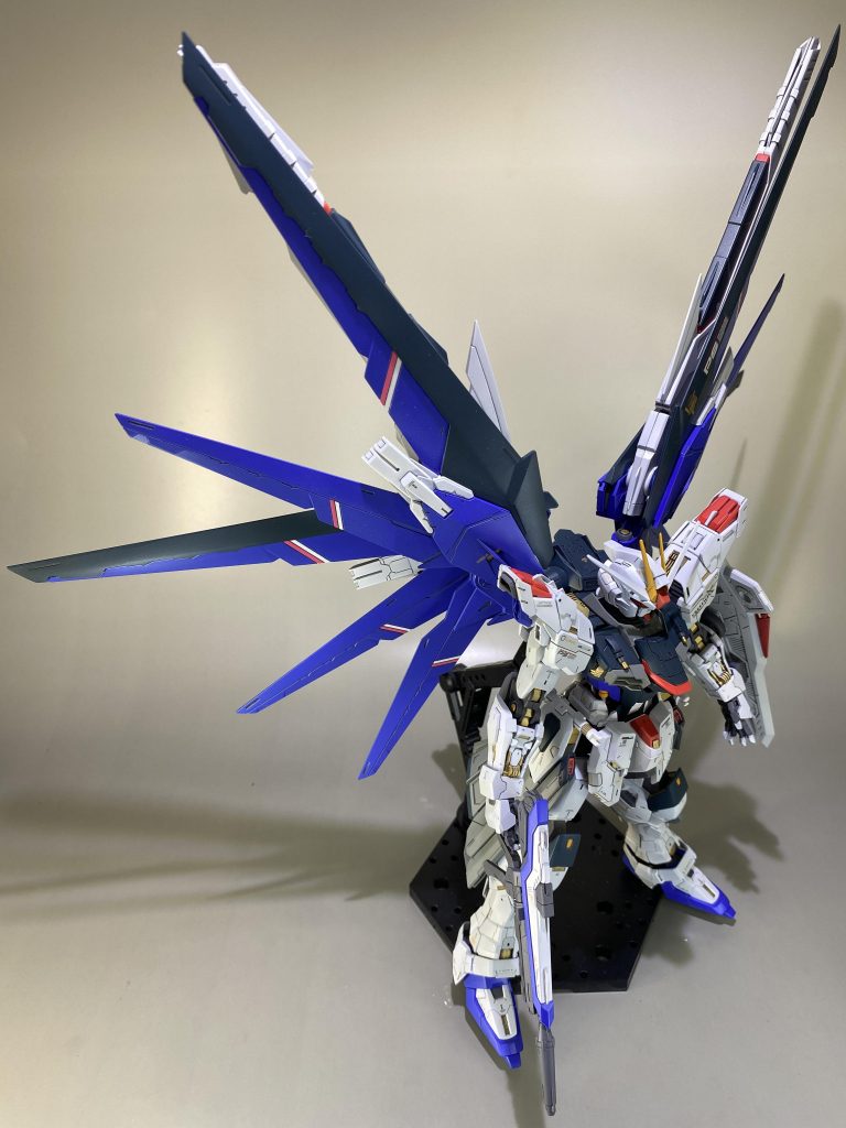 羽の接続ユニットの形状をセミスクラッチで形状変更をし、翼に塗り分けで白とピンク(桜色)を入れ、差し色としました。