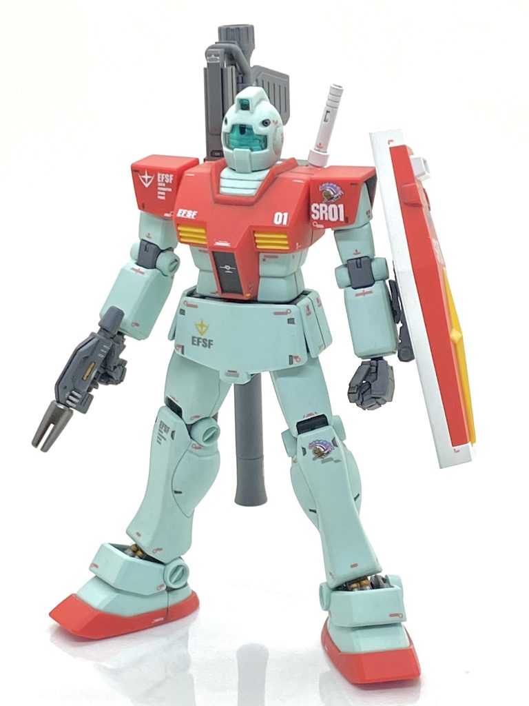 HGUC ジムを成形色仕上げ＋αで作ってみました。前回ガンスタ様に投稿しましたジェスタのご先祖様的存在でありますジムはガンプラを作っている方は知らない人はいないと思います。ジムのHGUCも20年選手のキットですが・・・少ないパーツ数にジムらしい弱々しい(笑)プロポ―ション、塗り分けもコクピットハッチの黒と後ろのカメラだけで長所が多いのですが一番の長所は税込み770円という安さだと思います(今のガンプラ飢饉前は500円前後の価格もありワンコインで買えました)。自分も数機作ったり、ネモがHGUCで出る前に旧キットとニコイチで作る素体にしたりと色々使えて、今でも人気があるのはわかる気がします。このジムは今から3年ほど前に作った物なのですがデカールに「GUNDAM THE RIDE」のジャック・ベアード少尉のデカールを貼ってしまっていたので設定通りにバズーカ用マウントラックをスクラッチする事にしました。