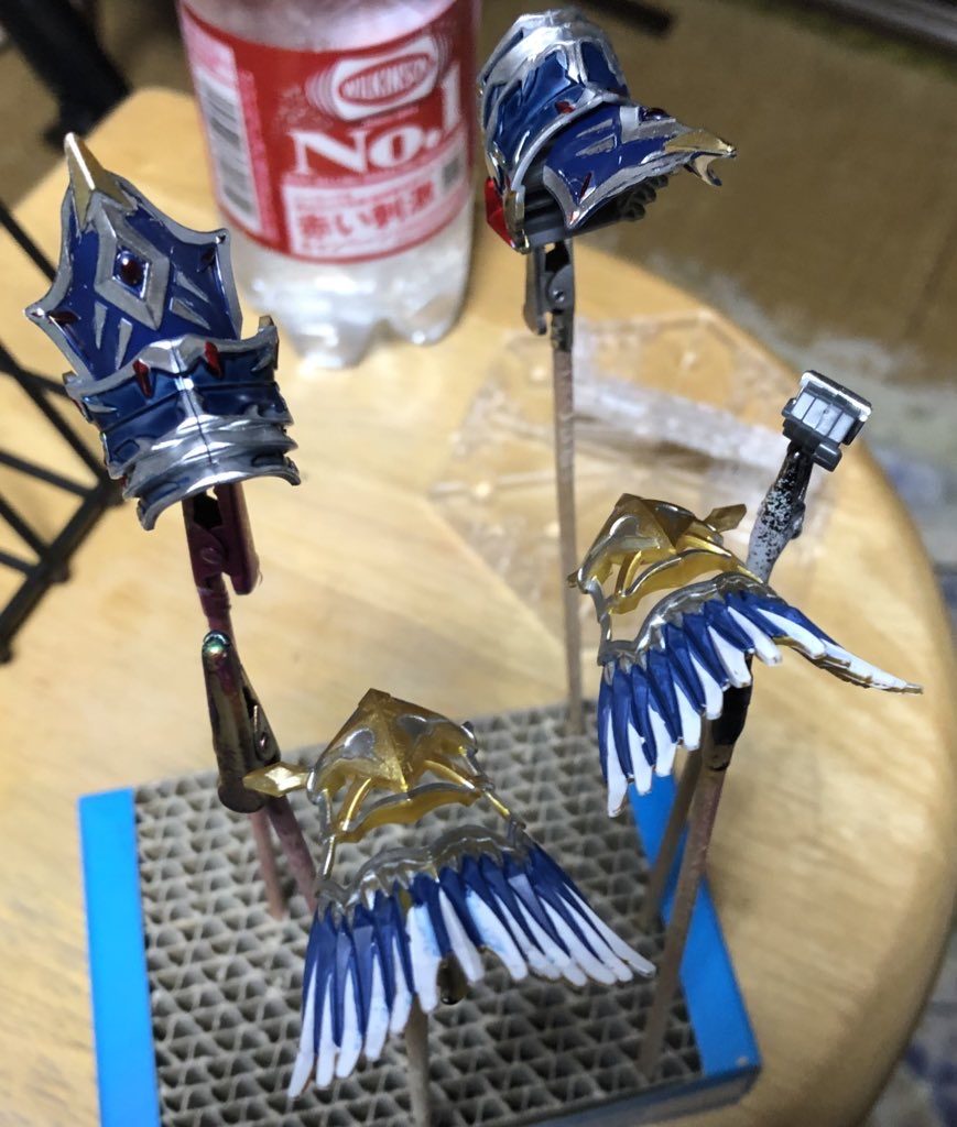 ゴールドのパーツは主張が激しいので、極力抑えめに塗っていきます。すぐ派手な色に走りがちなので、新鮮でしたw