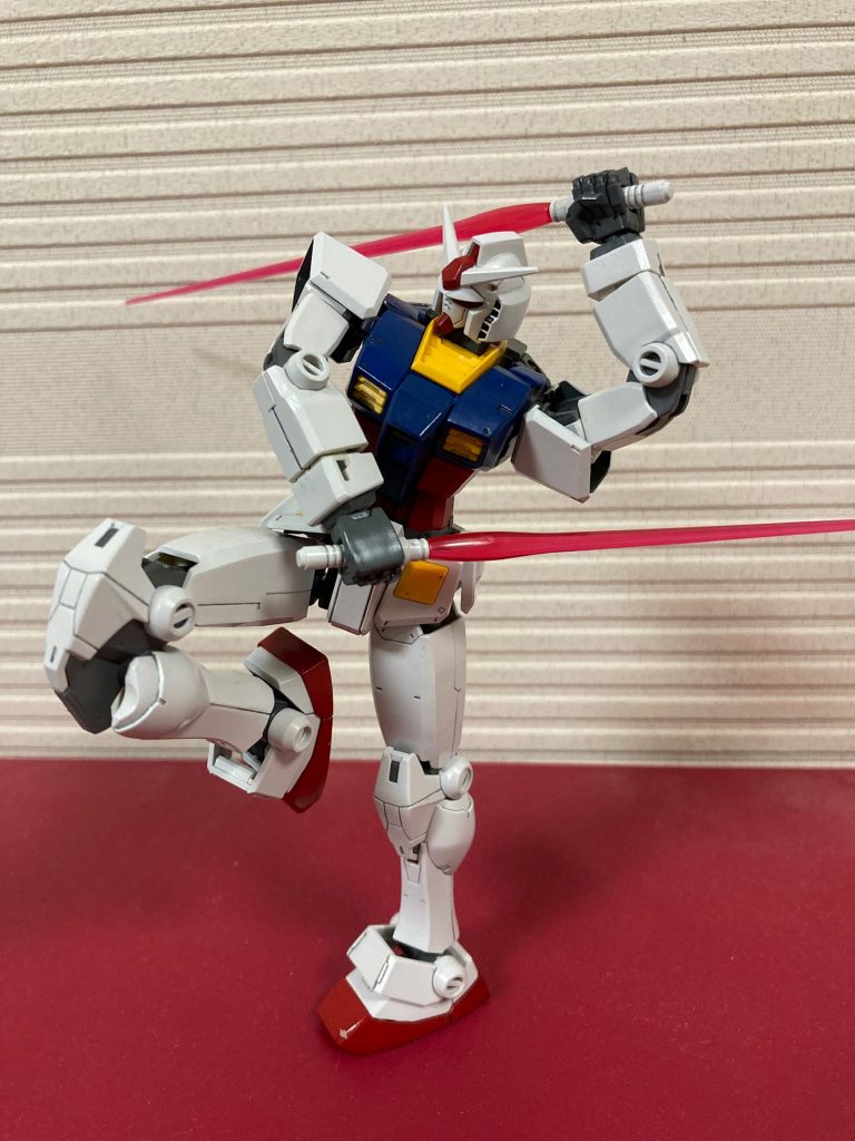 組んで楽しい、動かして楽しい、素晴らしいキット。プロポーションは好みが別れるところかと思いますが、僕は我が家に来たこのファーストガンダムがとても大切な作品となりました。そしてそのまま同キットのコンパチ版であるG-3製作にとりかかるのですがそれは次のお話。