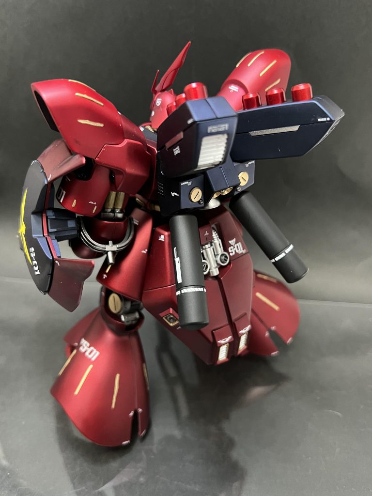 前後写真。写真だとわかりづらいですが、赤は3色で塗り分けました。外装はキャンディ塗装後、つや消し仕上げです。頭部等の薄赤:下地Gアルティメットホワイト→Cダイアモンドシルバー
胸部分等の赤:下地Gサーフェイサーエヴォシルバー→GXメタルレッド
シールド等の濃赤: 下地Gサーフェイサーエヴォシルバー→GXメタルブラッディレッド
その上にGクリアーレッド
腕部等黒:プリズムブルーブラックスラスター等金:GXレッドゴールド
関節等:Gスターブライトアイアン
ライフル: Gスターブライトアイアン→Gクリアーブラック
トップコート:Cつや消しスムースクリアー※
C…クレオス
G…ガイアノーツ