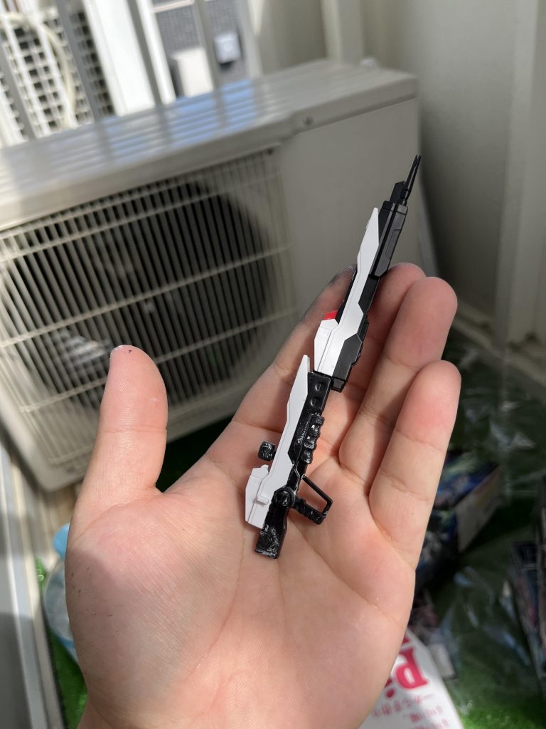 これは連結型ツインビームライフルの製作完了時の写真です！ちょっと塗装時にミスってしまって変な感じになっちゃいました😅