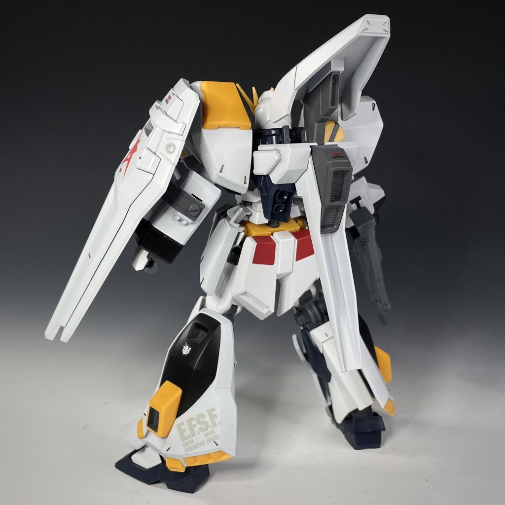 リアビューEGνガンダムの関節は成形色のまま。アサルトシュラウドのグレーパーツのみ、タミヤラッカー「呉海軍工廠グレー」で成形色っぽい感じに塗装。