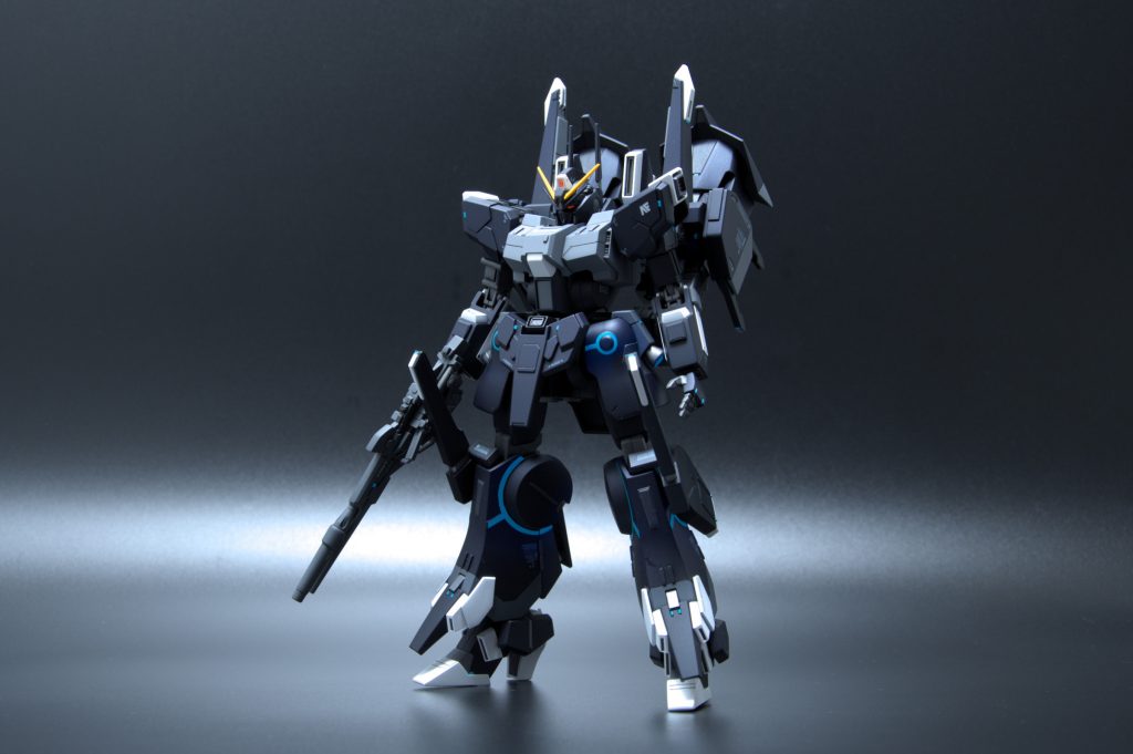メインカラーはディープメタリックブルー(缶)。胸部等のグレーは暗めに混色したメカサフ。ホワイトは白サフに少しだけグレーを混ぜたもの。 仕上げはEx-フラットクリアープレミアム(つや消し)です。