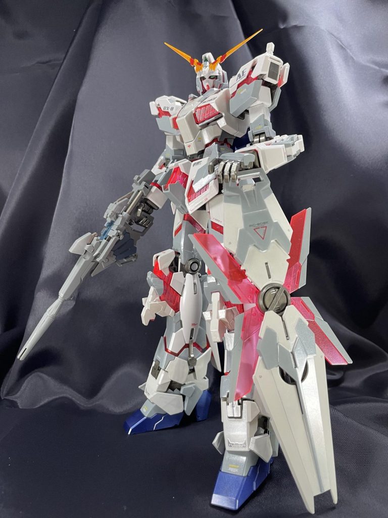 正面。シールドなど面積が広い部分は塗装が大変でした。