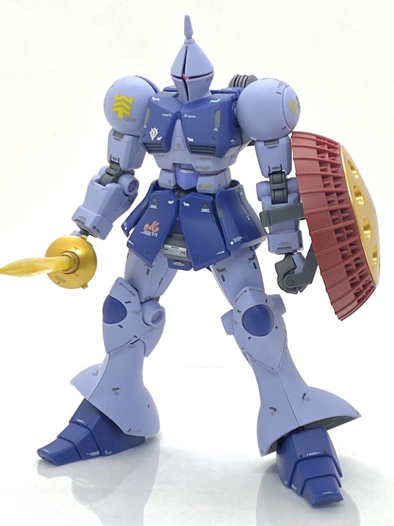 HGUC ギャン - REVIVEを成形色仕上げ＋αで作ってみました。西洋の甲冑をまとった騎士のような外観のギャンは劇場版のめぐりあい宇宙には出てこないので残念に思ってました。故塩沢兼人氏が演じたマ・クベはいかにも現場を知らない軍人官僚で嘗め回す(笑)様な喋り方は味のあるキャラで本来なら司令官がMSに乗って、最前線に出るなんて考えられないのですが・・・ガンダムにやられた時の断末魔はキシリアに忠誠を誓っていた言葉で良い軍人だったと思います。ギャンはHGUCで二番目に出る程に早く、びっくりしましたが最初に出ましたガンキャノンに比べますとプロポーションはまあまあなのですが、関節がポリパーツのままでこれはガッカリしてしまいました(当時並行していたエンドレスワルツのHGシリーズも同じく関節がポリだったのでそれの流用だったのかもしれません)。ですが、ギャンの旧HGUCは二キット買う程に好きな機体で関節を弄ろうとしたもののそのまま放置してしまったのですが(笑)、リバイブ版は完璧に近い出来なのでこちらをマ・クベ用として綺麗に作る事にしました。