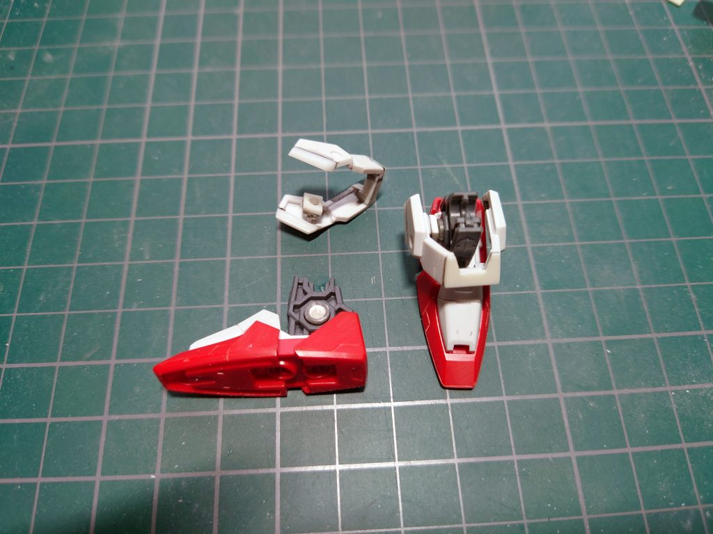 このキットで唯一、惜しいと感じたのがアンクルガードの取り付け方法です。かなりのテンションがかかるのでスジボリ部分から真っ二つに割れてしまいました。なのでボールジョイントは切り飛ばしてネオジム磁石での接続に変更しました。