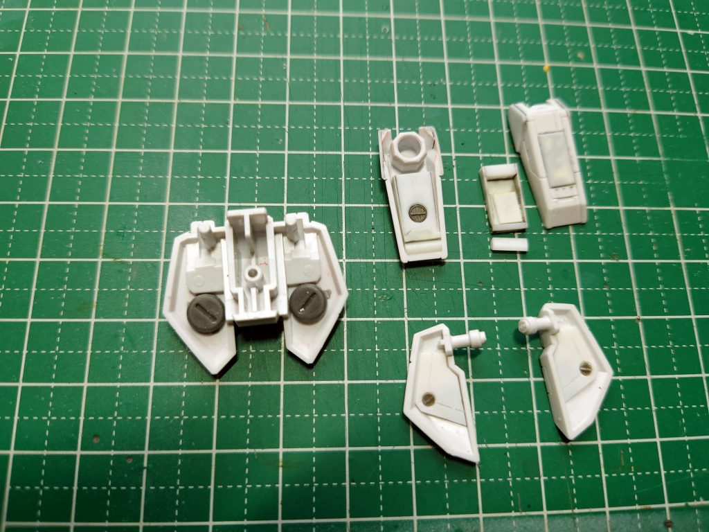 スカートアーマーの裏はプラ板やリベットパーツで裏打ちしてます。サイドアーマーはプラ板でかなり形状変更してます。