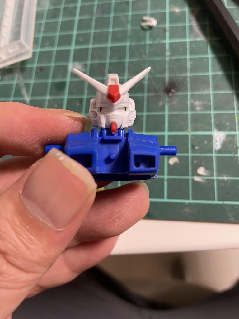 ツインアイは下げて見えやすくしてます。