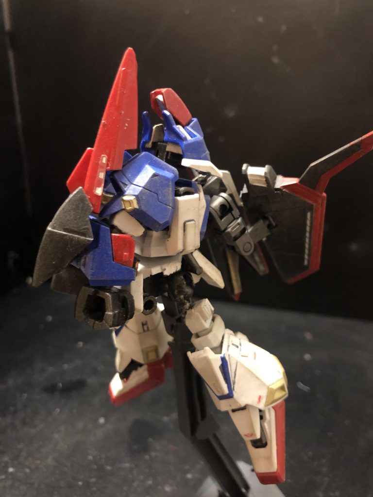 え？どこが変わった？よく見るんだ！サイドアーマーですよ！サイドアーマーの位置が胸部横に移動してるでしょ！？ココはランナーを使って脚の横から移動出来る様にしてます。ちょうど、腕の接続部を塞ぐ位置にきましたね。ハイ次にいきましょう。