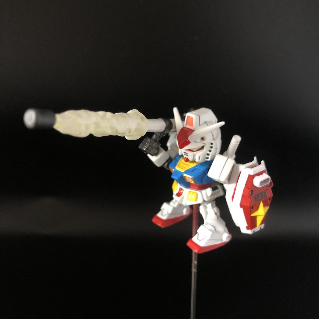 シールド2枚重ねとバズーカ。ミサイルエフェクトも作りました。