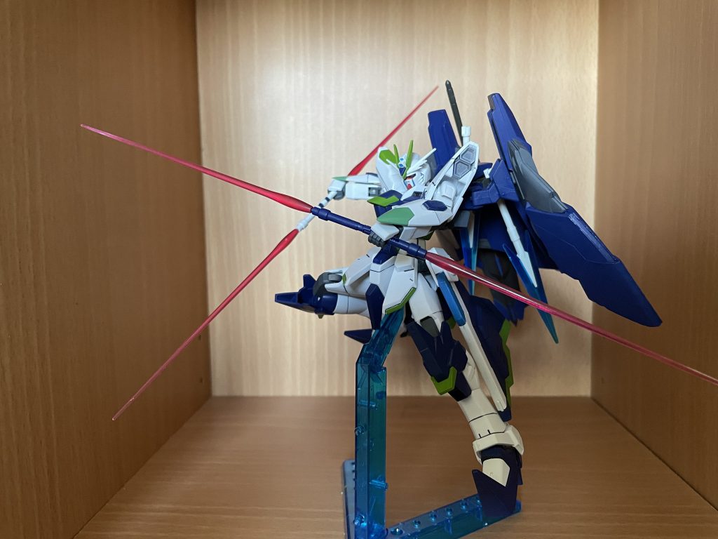 設定としてビームサーベル4本、ダガー2本、腕部ネイル、メイス、腹部ビーム砲、レールガン、ビームシールドが武装となる 