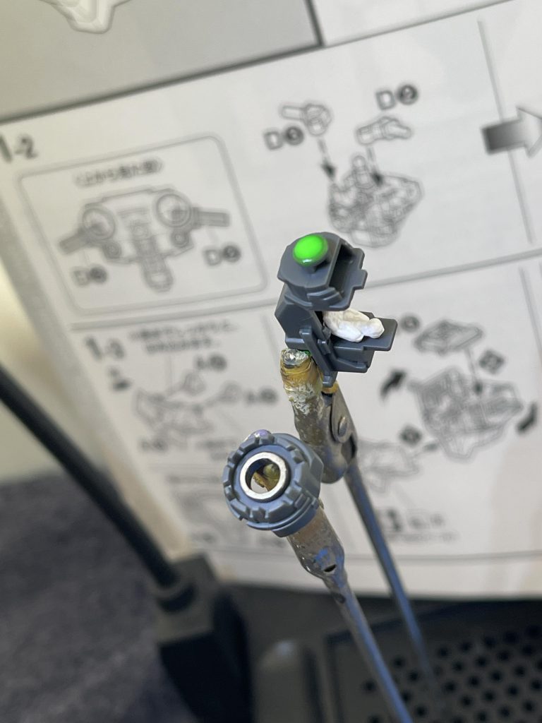 ゼロシステムはアクリジョンの蛍光グリーンと周りの丸はガンダムマーカーのメッキシルバー使ってます。特に効果があるかわかりませんけどね。未塗装ですがヒイロ・ユイこと宇宙の心もお座りしてます。