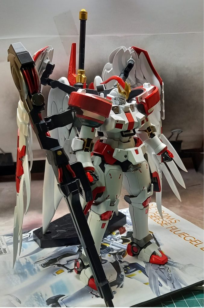 塗装後最後の組み立て時、両肩の外側パーツ(写真赤色の半円型です)が干渉して盾は懸架不可、メガキャノンも取り付けると横に張り出した状態になるトラブルが発覚。今回トラブル多過ぎて何度心折れそうになったか…