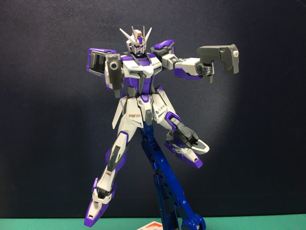 　武器がライフルとシールドだけなのは寂しいので、食パンのクリップとプラパイプでハンドガン2丁を作成。ストライクE/ストライクノワールのビームライフルショーティーや、トールストライクグリッターのビームピストルに影響されています。