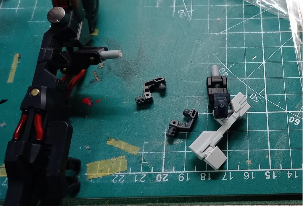 最終的に武器側の取り付けパーツをウェーブの4mmプラ棒を削って調整し作製、何とか完成にこぎつけました。以上です。