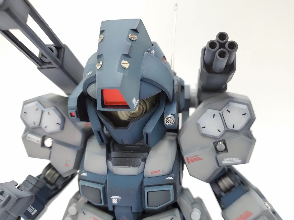 今回のテーマは「ジム顔」挑戦で、べた塗ではなくモノアイとシールドで表現したいと思ってました。モノアイはバーニアで作り、中にメタルパーツを仕込んでます。モノアイもちゃんと可動できるようにできて満足です。