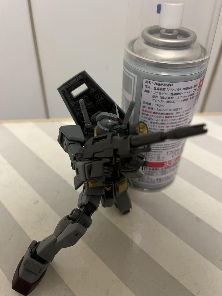 遮蔽物に隠れて。スプレーを遮蔽物に見立てて。