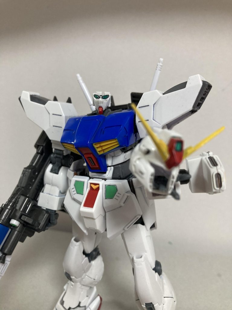 νのフィンファンネルとバズーカ、シールドを奪うためにHGを買いましたが思わぬ収穫頭部のガワを接着し、顔面に被せる形にしました