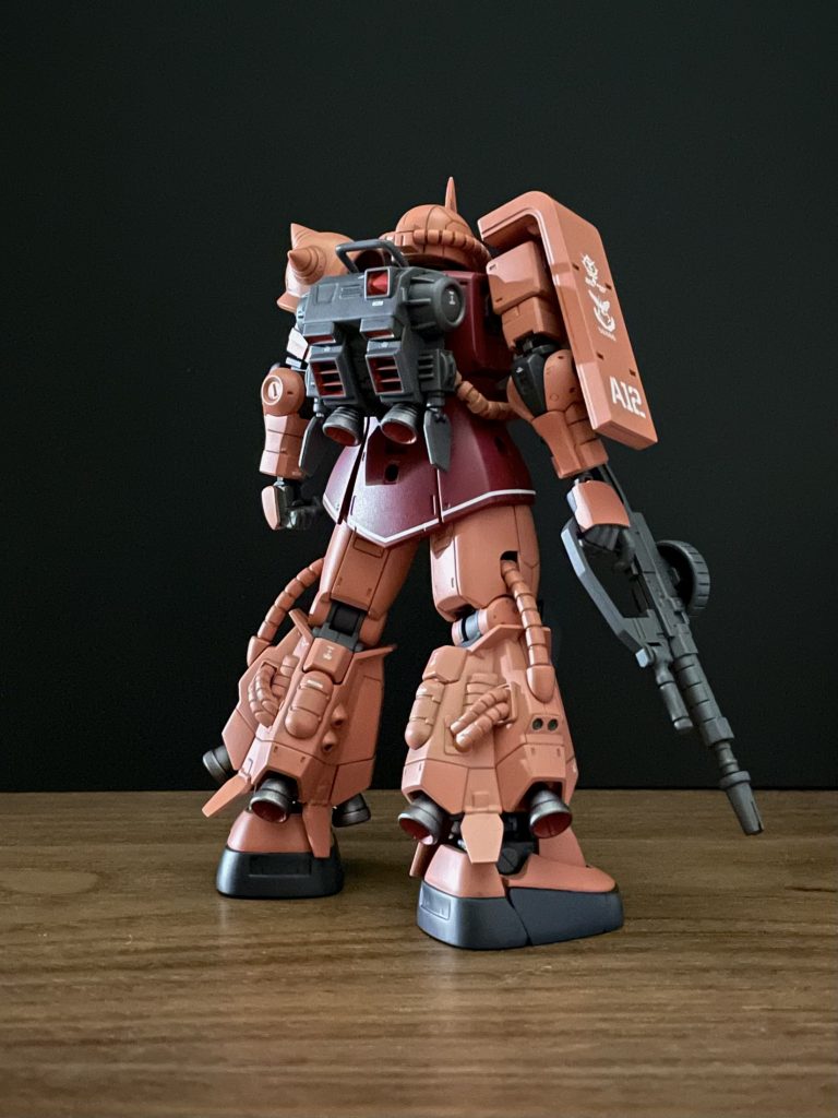 カラーリングはファーストTV版のシャアピンク、シャアレッドにしてみました。バックパックや脚部スラスターなどは筆塗りで部分塗装しました。