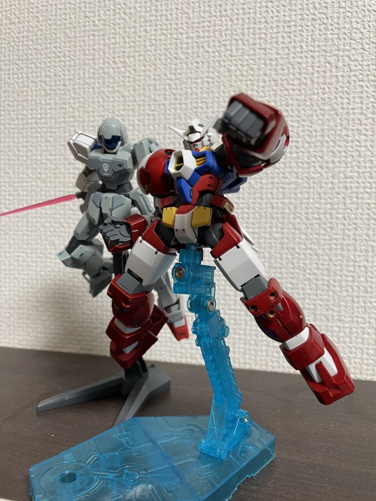 ノリスは帰還する余力は残しつつも出力を上げたビームをパワードタイタスのパーツを運んできたハンガーに回収され、換装で余ったAGE1の手足を急遽換装して戦線復帰をしようとしたモンシアに狙いを定め発射する態勢に入った。『ダメだ、このままでは間に合わない！！』アレクスが慌てて射線に入ろうとするがわずかに届かなさそうだと思った時それでも諦めたくないと思った時、アレクスのXラウンダーの力が発動した。フルスロットルで射線に向かいながらリンクスのサポートによりパワードタイタスの新システムパワードフィールドを発動させた。出力全開によるビーム粒子のフィールドを形成をする。バクトカスタムから発射されたビームはアデルに直撃せずにフィールドに触れてそれてしまう。『バカな…あれを凌ぐというのか…ガンダムめなんと恐ろしい進化のスピードだ…』そう呟くとノリスはガンダムに戦慄を覚えながらコロニーホープへ撤退していってしまった。