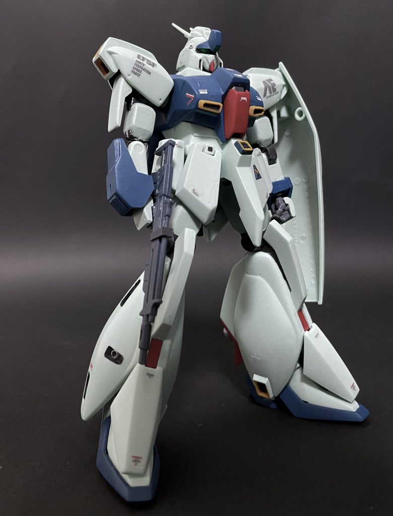 拳パーツはビルドナックルズあたりのオプションパーツに変更しました。シールド裏に今となってはレトロ感が微笑ましい創通エージェンシーとかの刻印がびっしり入っていて個人的には気に入っています(笑)