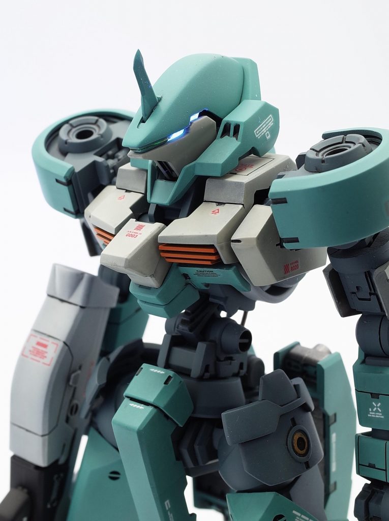 バストアップ頭部は4つ目にしてブラックライトで発光胸部は排気口追加