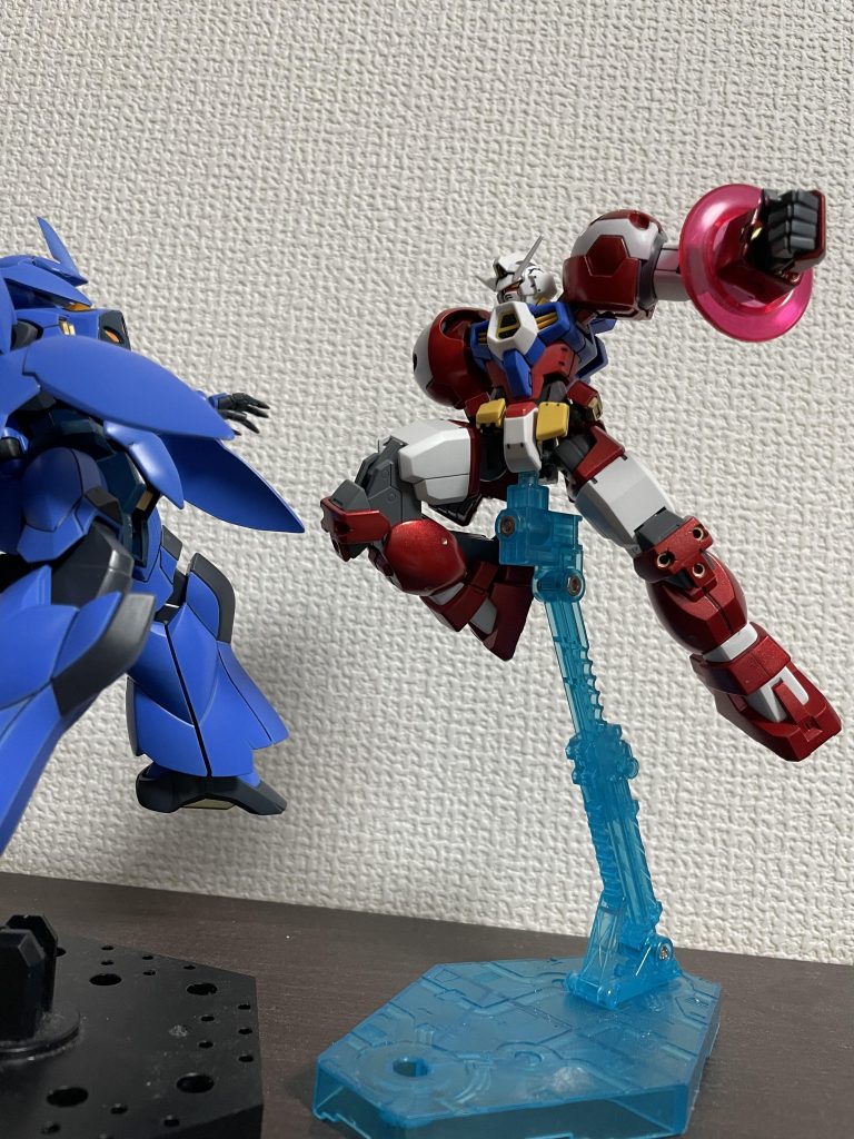 パワードタイタスの攻撃はバクトカスタムに対して有効で徐々に攻勢を増していく。バクトの電磁シールドも射撃武器にはかなり優位を保てるが近距離の攻撃だとビームを拡散されにくくジリジリと押されてきた。『ノリス大佐、補給艦は無事に離脱ポイントに到達しました、大佐も離脱を！！』『そうか、わかった私も離脱をする貴様らはそのまま補給艦を護衛しながらホープへきかんしろ、まさかこの私が撤退を余儀なくされるとは…しかし、ただでは帰らんぞ！』