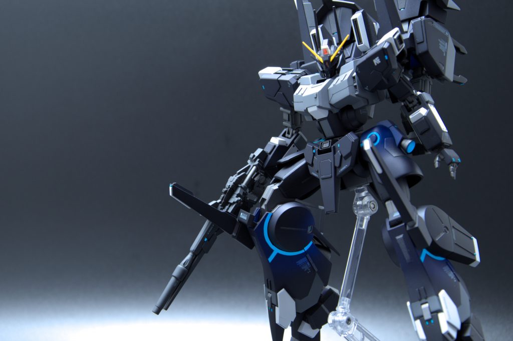 開き手のパーツはドーベンウルフ用?の手のひらを突き出したような独特な形状だったので、手首と指の付け根を切って向きを変えて付け直しました。自然な開き手になったかな?