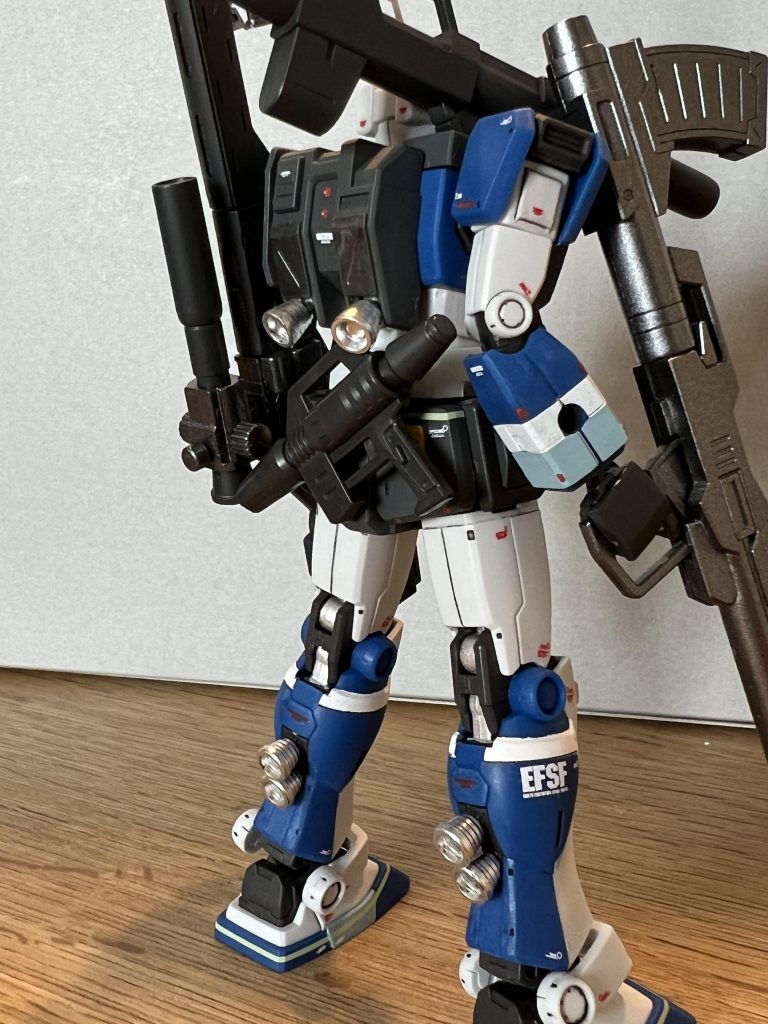 脚部ふくらはぎは本来真っ白ですが、色に変化がある方が好みなので余剰パーツのブルーに変更しています。スリッパのカカト部分が別パーツで色分けされているのもこのキットのよいところです。(現在制作中のガンダム4号機はホワイト一色で塗り分け必須、、)