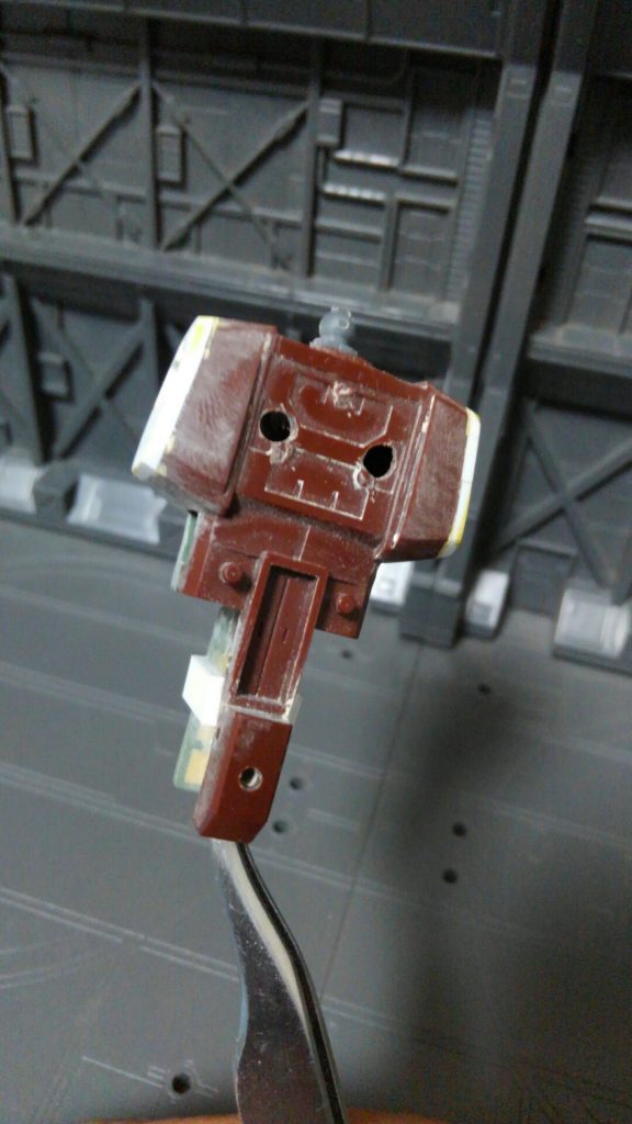 HGUC040のボディーのバックパック取り付け用のピンはニッパーで切り落とし、06R用のバックパック取り付け用穴を開けて置きます。あと後ろスカート上部もバックパックに干渉するので少し削る必要があります。