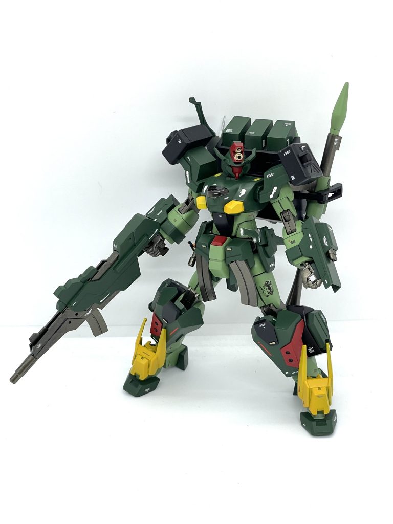 顔に付いてるガスマスクみたいなのは取り外して右サイドアーマーにマウントさせておくことができます。