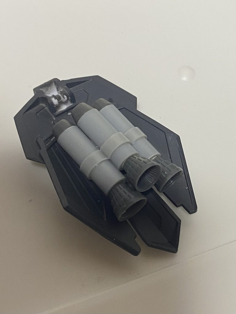 スカート裏のバーニアはコトブキヤさんのパーツとプラパイプで。