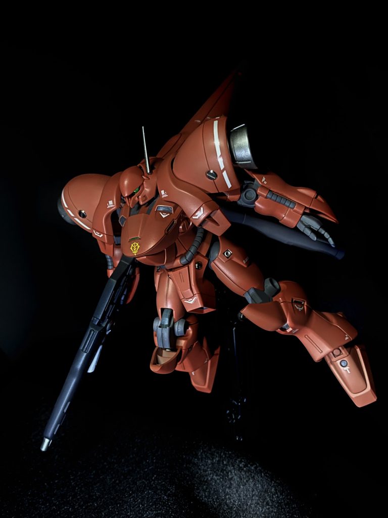 アクションポーズ。機動性の高い機体なので飛んでる感じが似合うかな。