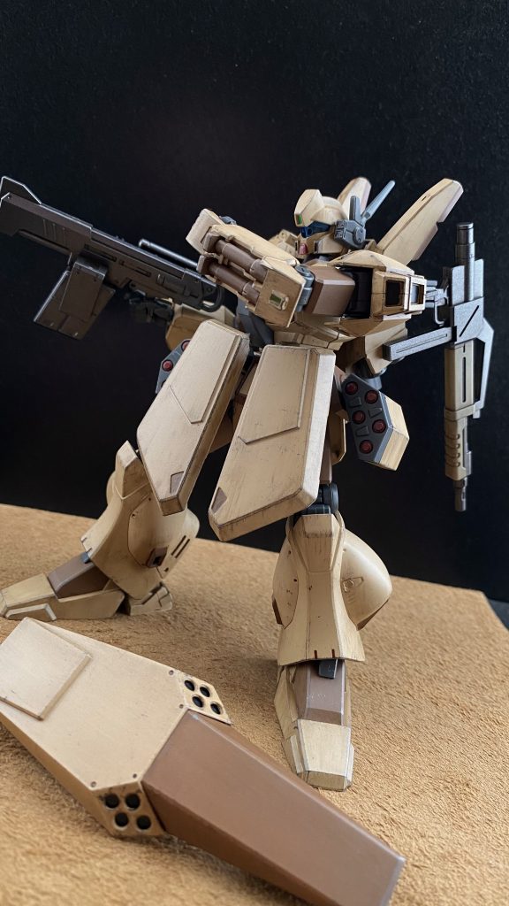 サーベルは左腕に二基。腰部左右にミサイルユニットが装備されている。バックパックに予備武装としてマシンガンが懸架。