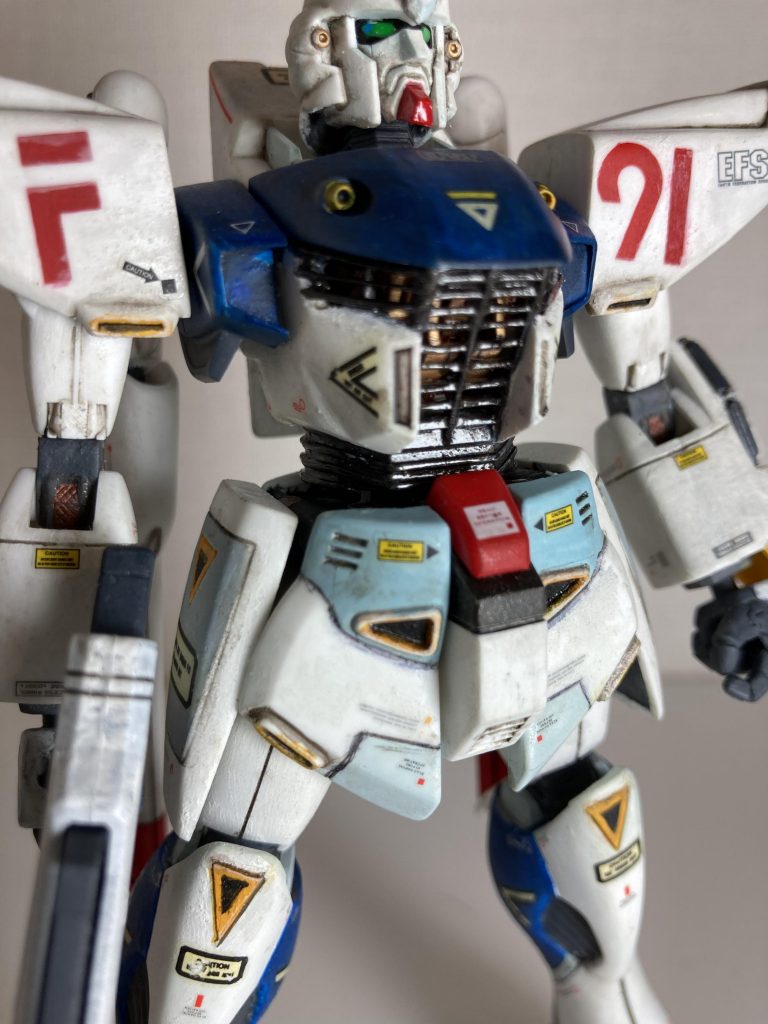 基本的に素組みなんですが、胸のインテーク部は裏側からリューターで少しずつ削って、MGっぽくメッシュ状を再現したのが今回のこだわりポイントです。