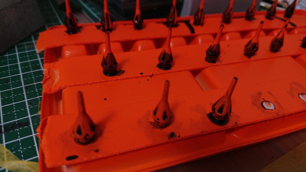 ヒュンヒュン飛ぶ奴(ビット?)はオレンジ塗装を施し、スミ入れ塗料を乱暴に塗られている画