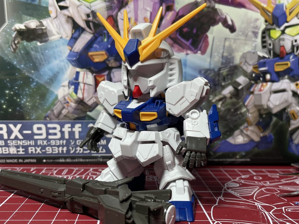 まずは素組み、合わせ目が頭部と脚部に出るので瞬間カラーパテを使って合わせ目消し