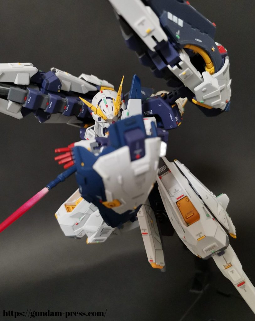 両肩にコンポジットシールドブースター、右手にビームサーベルを装備させた状態です。