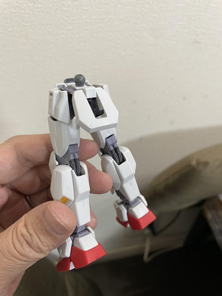 真鍮線とポリキャップランナーを使ってリアアーマーを稼働式に。