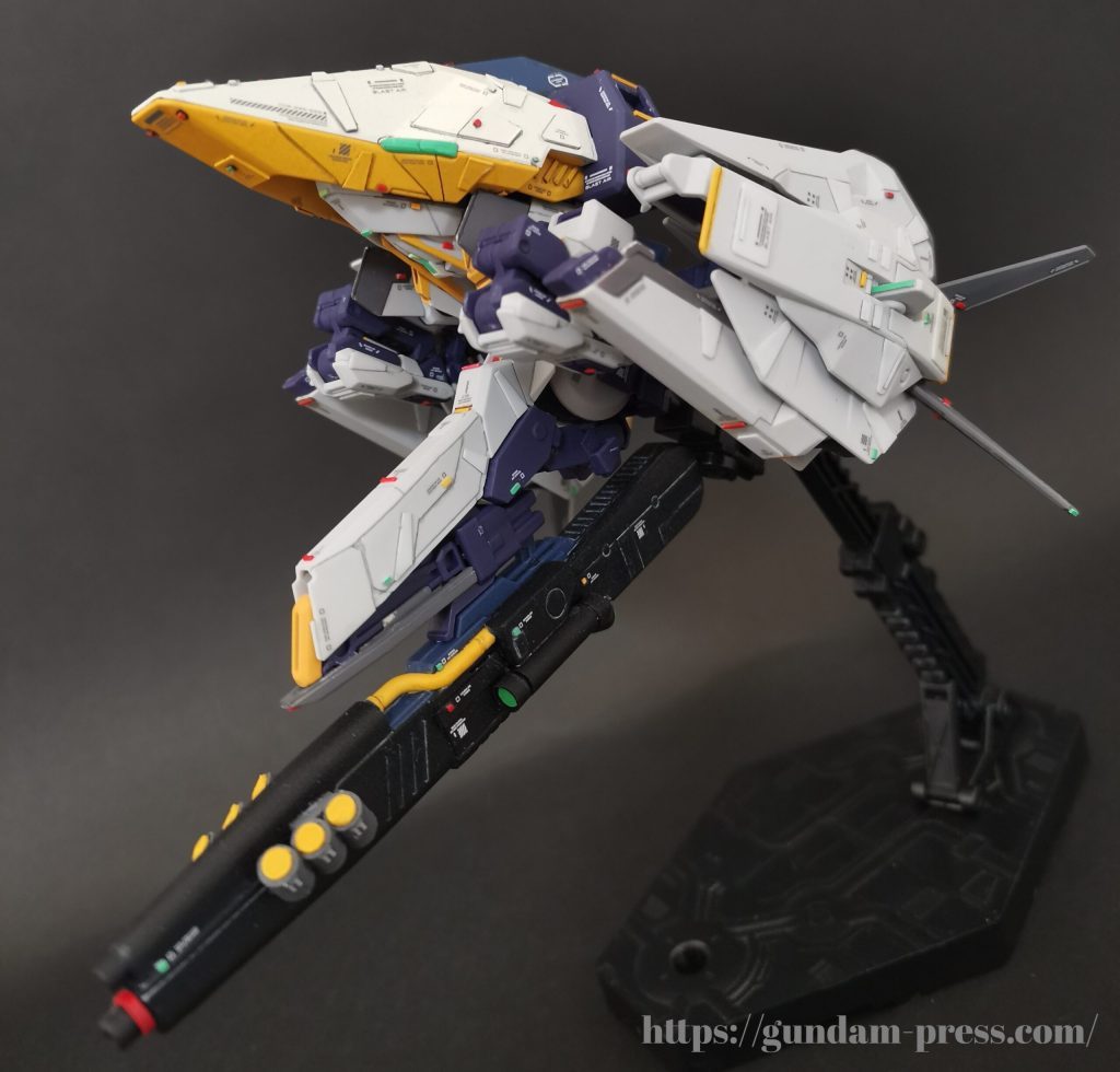 股間のサブアームにビームライフルを懸架させた状態へ。