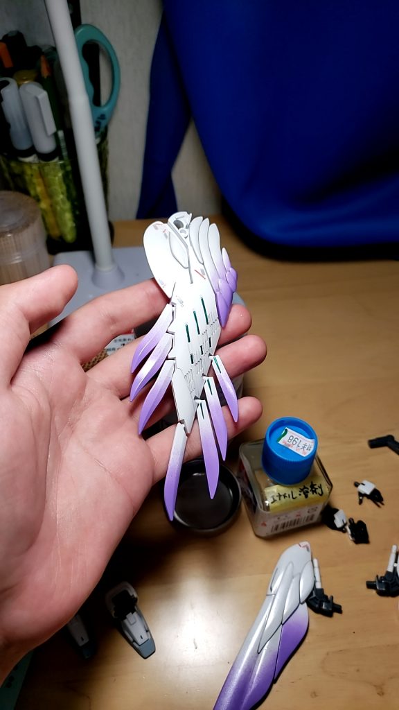 ウイングバインダー組み上げ中。機体の細かいところに、サイコフレームみたいな感じで、メタリックグリーンを入れてみたんです。これは入れて正解でした。いいアクセントになったと思います。