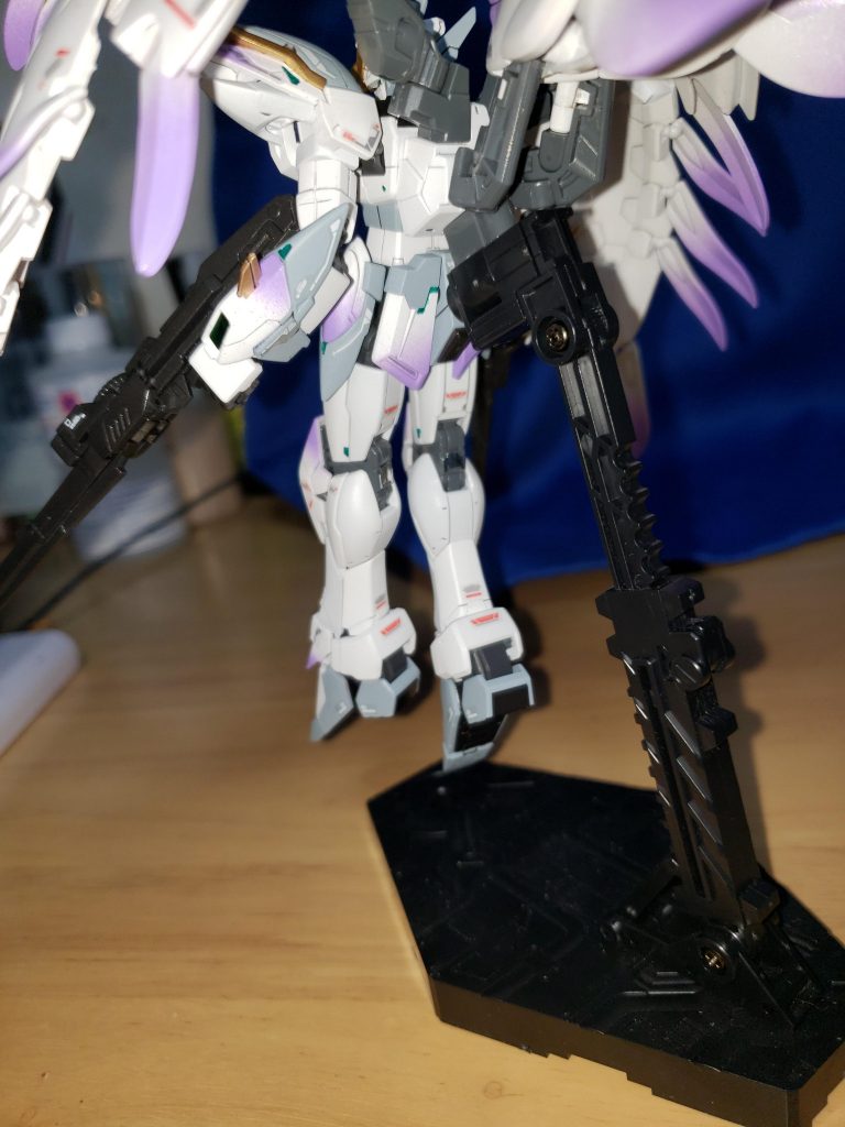 こんな感じで、ちょこちょこメタリックグリーンが入ってます。ちなみにデカールですが、水転写を持ってなかったし、買おうともおもわなかったので、リアリスティックデカールをそのまま使いました。透明な部分が広い気がするけど、デザインナイフで上手く切ったりすれば普通に使えそう。