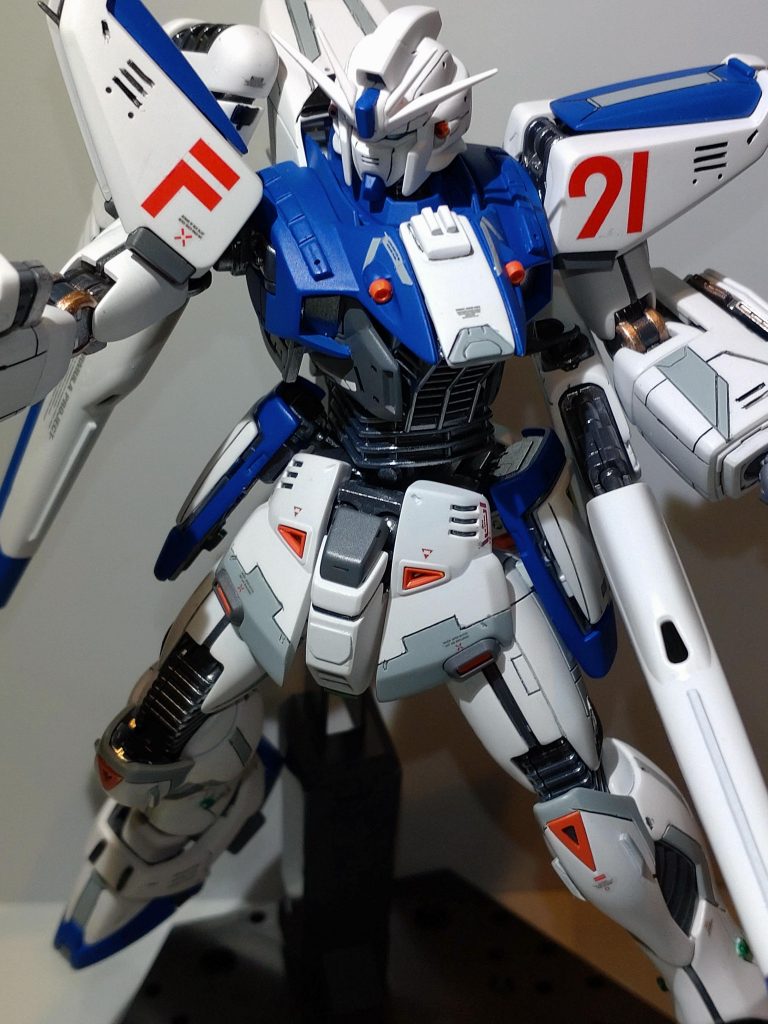 次世代型小型MSと言われるだけあり全体的にスマートでスッキリしたシルエットとヴェスバーの大火力武装が相まってめっちゃええ感じです。思えば自分が子供のときに初めて作ったガンプラが旧キットのF91でした。あれから約３０年。歳をとっておっさんになってから再度挑戦できたのは少し感じるものがありました。最後までご観覧ありがとう御座いました。