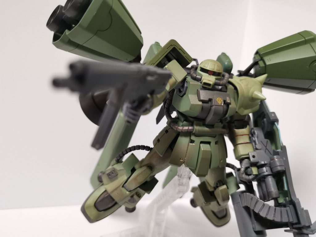 MMP-80を構えて、やっぱりF2ザクにはこのマシンガンが似合いますね、大好きです